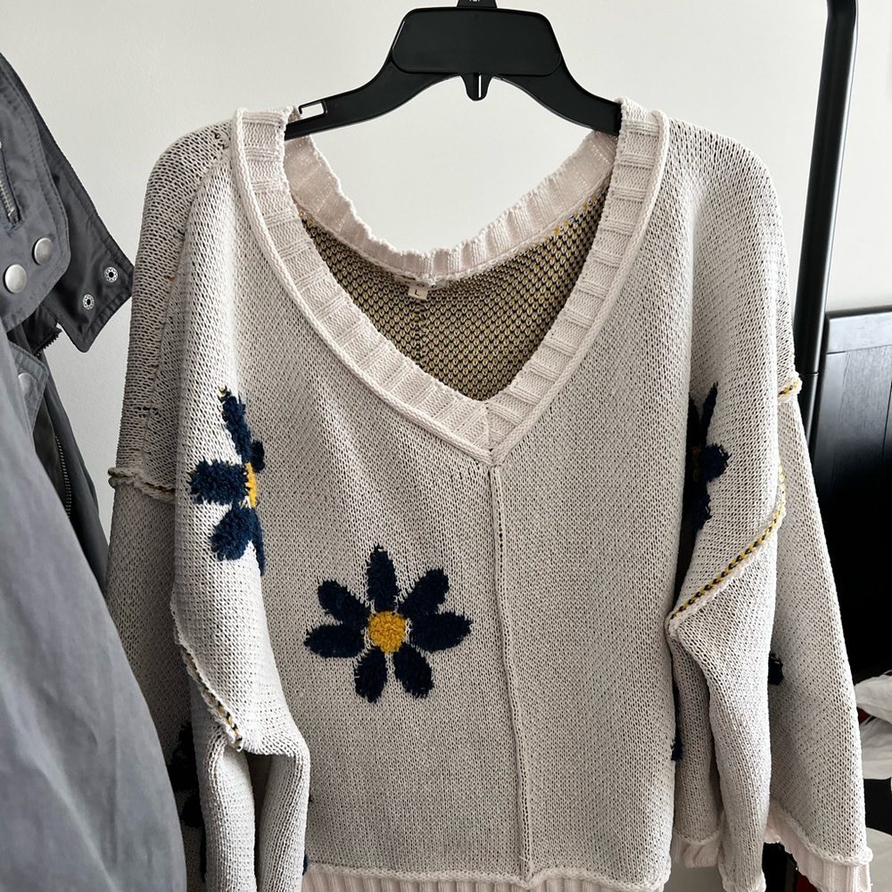 POL Cream V-Neck Baggy Sweater, Navy and Yellow Daisy